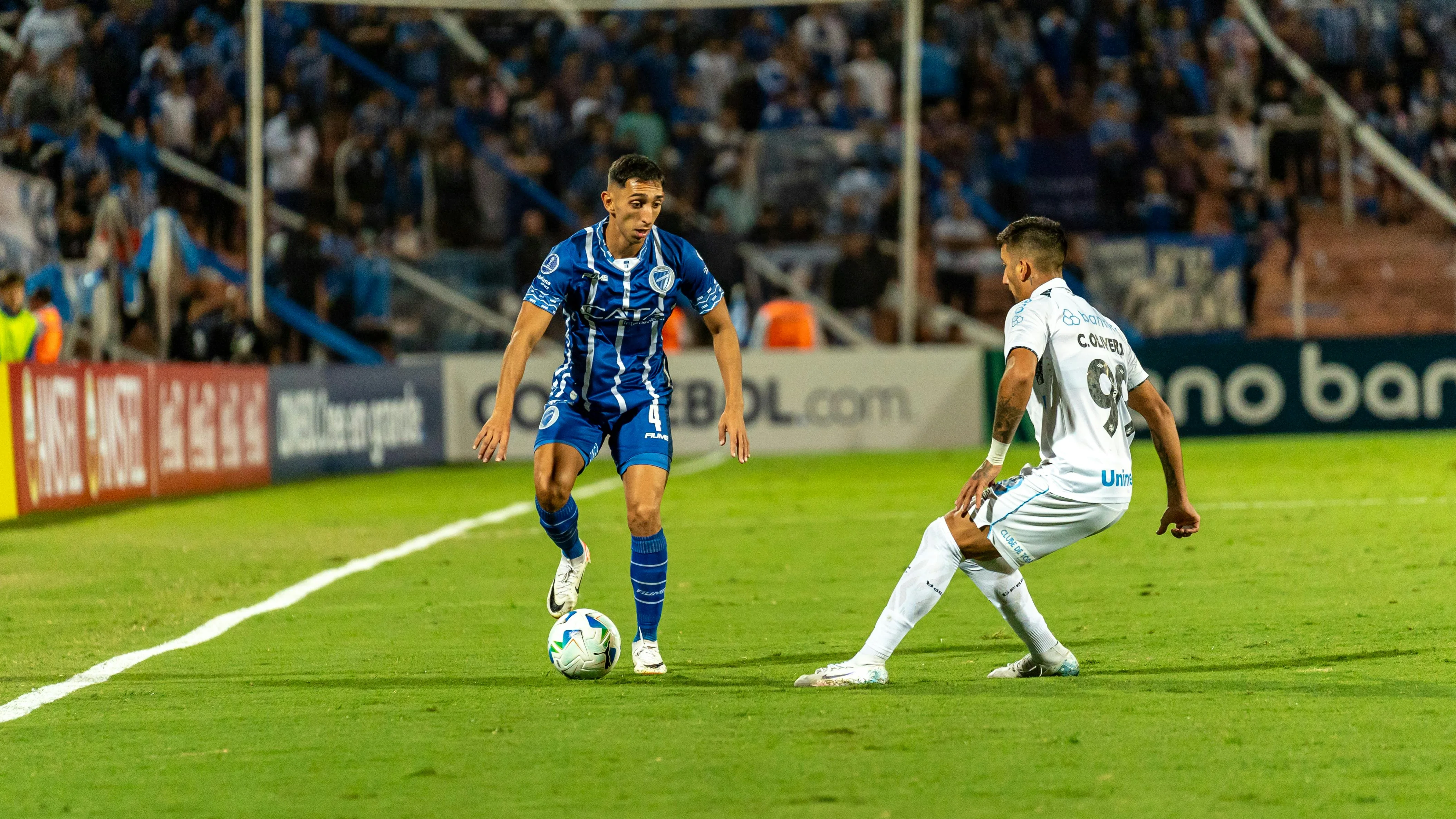 ng体育 - 激烈的足球拼抢